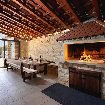 Vision With Heated Pool & Jacuzzi In Sestanovac 别墅