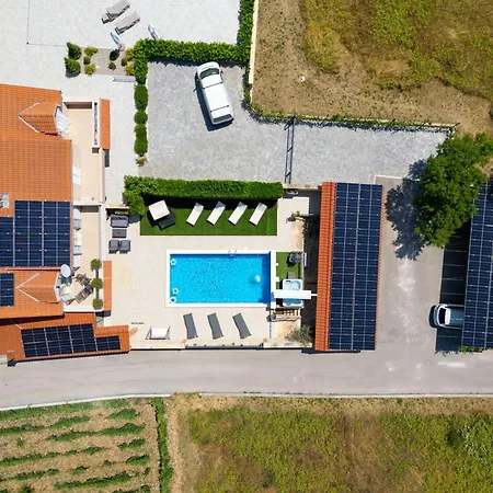 Vision With Heated Pool & Jacuzzi In Sestanovac Villa Kresevo