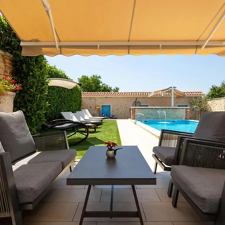Vision With Heated Pool & Jacuzzi In Sestanovac Villa Kresevo