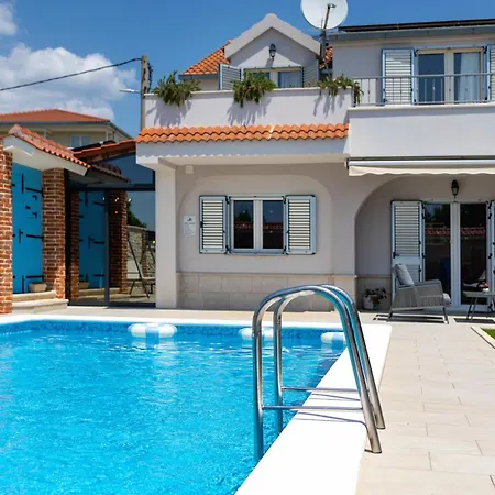 Vision With Heated Pool & Jacuzzi In Sestanovac 别墅