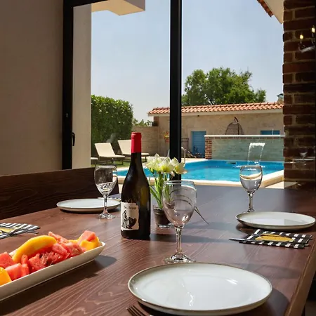 Vision With Heated Pool & Jacuzzi In Sestanovac 别墅 *