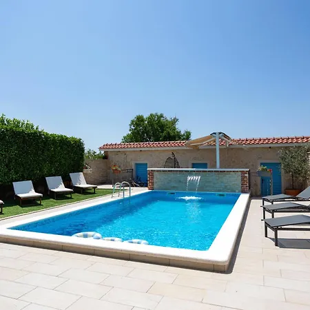 别墅 Vision With Heated Pool & Jacuzzi In Sestanovac *