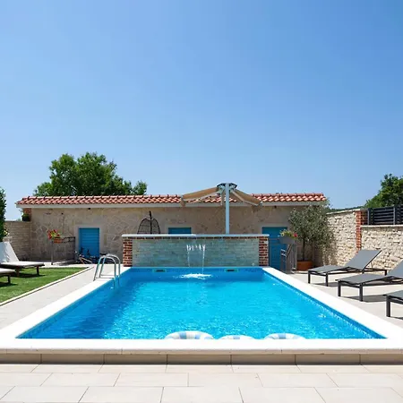 别墅 Vision With Heated Pool & Jacuzzi In Sestanovac Kresevo