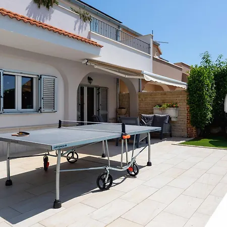 Vision With Heated Pool & Jacuzzi In Sestanovac 别墅