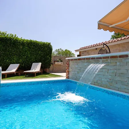 Vision With Heated Pool & Jacuzzi In Sestanovac Βίλα