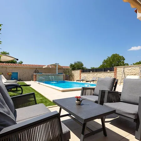 Vision With Heated Pool & Jacuzzi In Sestanovac *