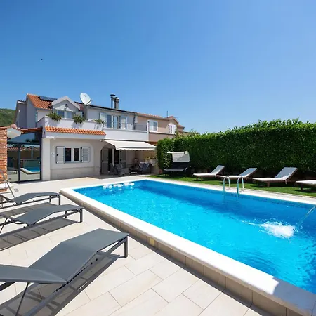 Vision With Heated Pool & Jacuzzi In Sestanovac *