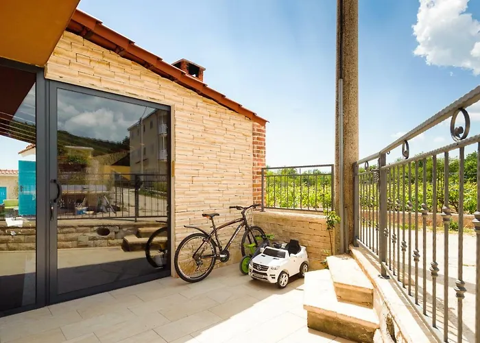 Vision With Heated Pool & Jacuzzi In Sestanovac فيلة *